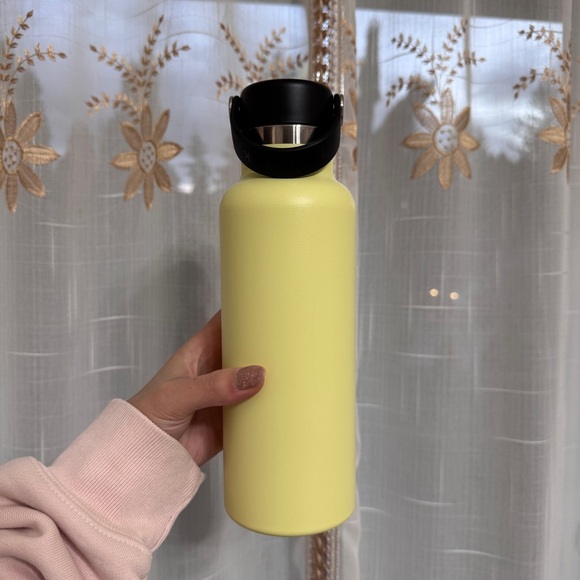 hydroflask 18oz in pineapple - Picture 3 of 3